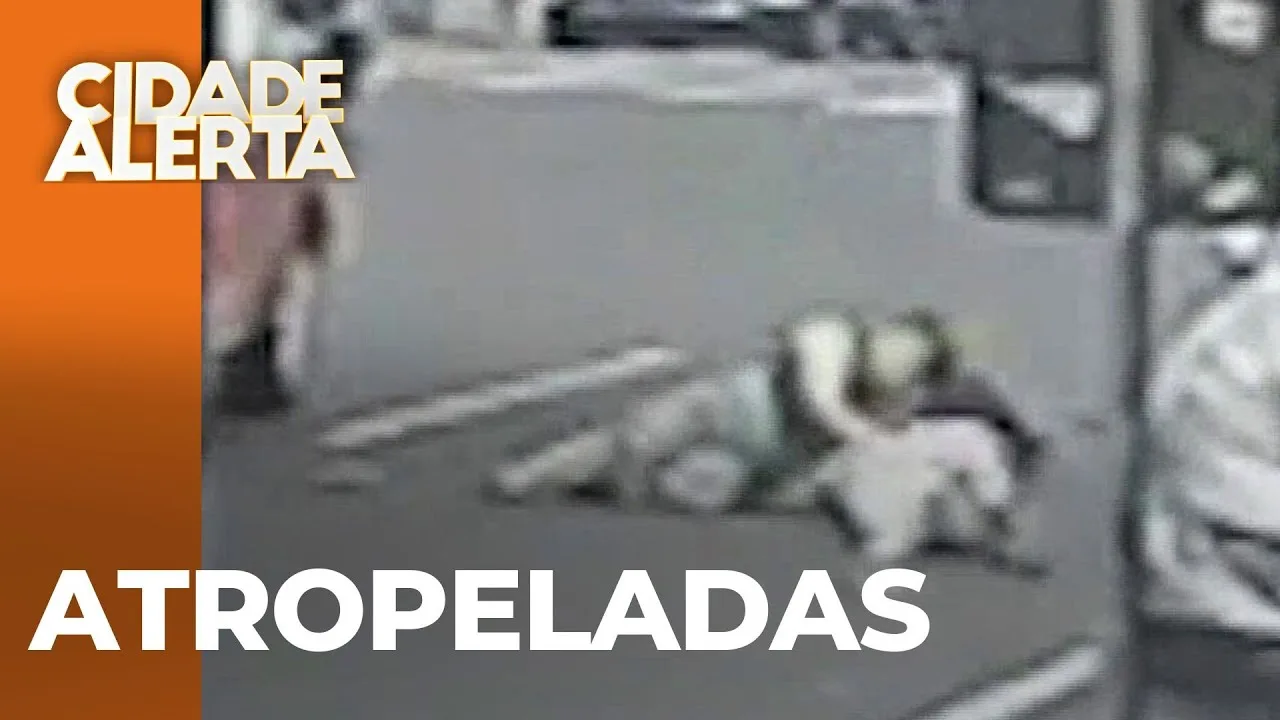 Três mulheres são atropeladas ao cruzar a rua fora da faixa; câmera flagrou o acidente