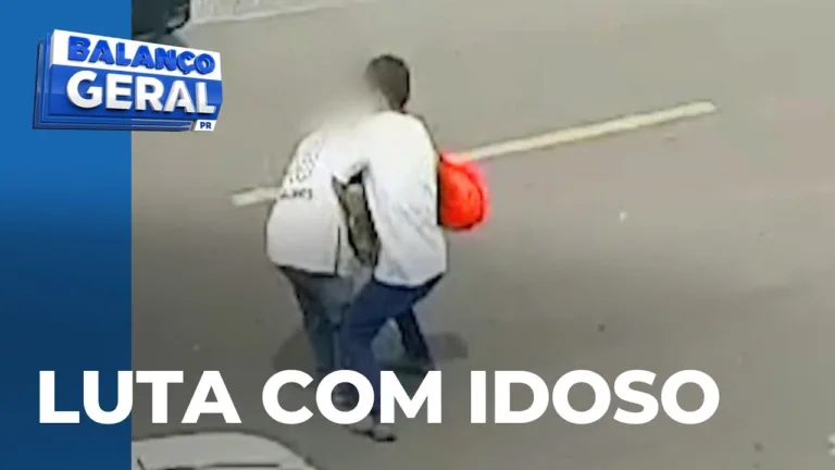 Suspeito entre em luta corporal contra idoso, que cai no chão, para levar o celular deste