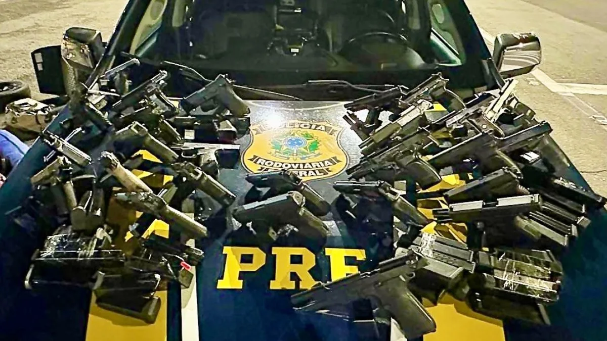 A Polícia Rodoviária Federal (PRF), em conjunto com a Força Integrada de Combate ao Crime Organizado no Paraná (FICCO/PR), prendeu um casal que transportava um arsenal com 28 pistolas, escondido em um carro, na BR-277, em Balsa Nova, na Região Metropolitana de Curitiba. A filha dos presos, uma menina de 4 anos de idade, foi encaminhada ao Conselho Tutelar.