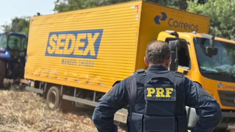 Em uma ação conjunta, a Polícia Rodoviária Federal (PRF) e a Polícia Federal (PF) apreenderam um caminhão pertencente a uma empresa que presta serviços aos Correios, transportando quase duas toneladas de maconha. A apreensão aconteceu na BR-277, nas proximidades de uma praça de pedágio desativada, em Cascavel, no oeste do Paraná.
