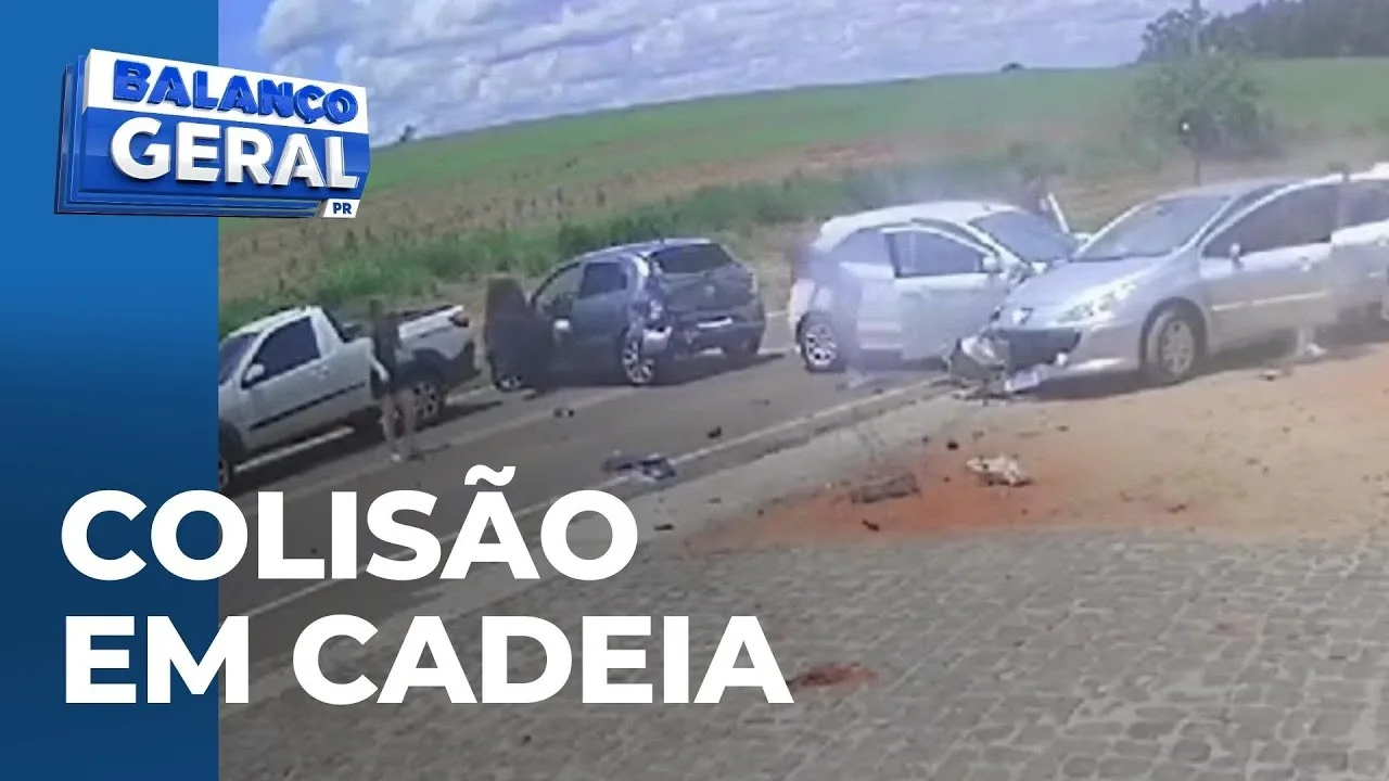 Acidente envolvendo 4 veículos na PR-567 é registrado por câmera e deixa duas pessoas feridas