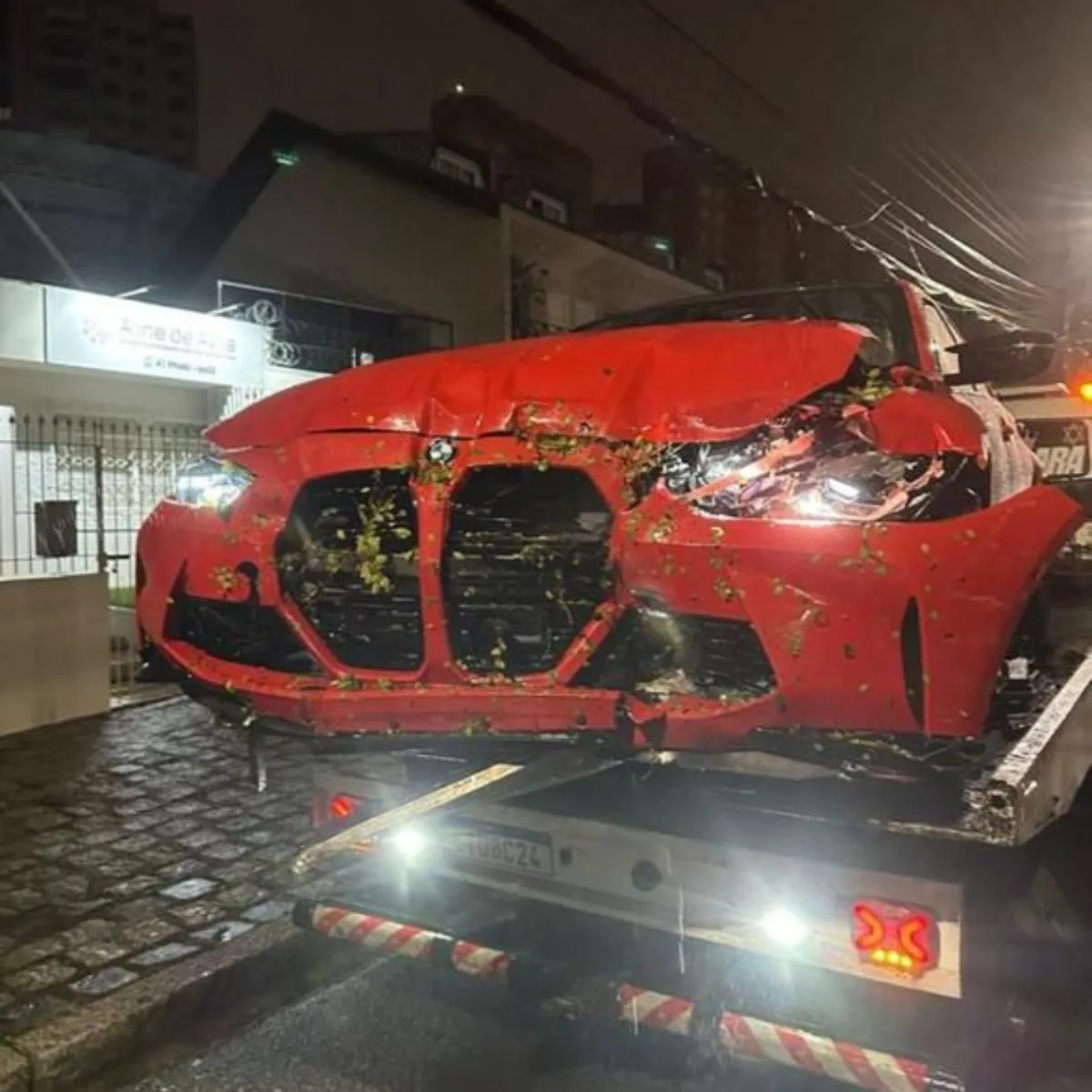 Adolescente dirige BMW em alta velocidade, perde o controle e invade casa no PR