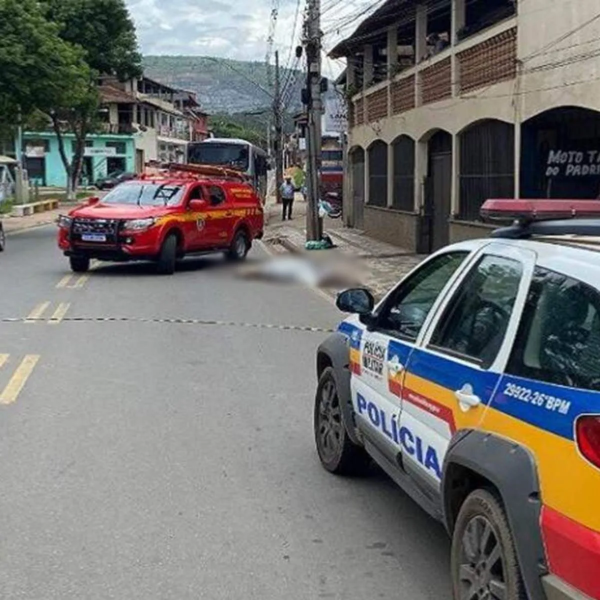 Mulher morre após ter cabeça esmagada ao tentar passar entre ônibus