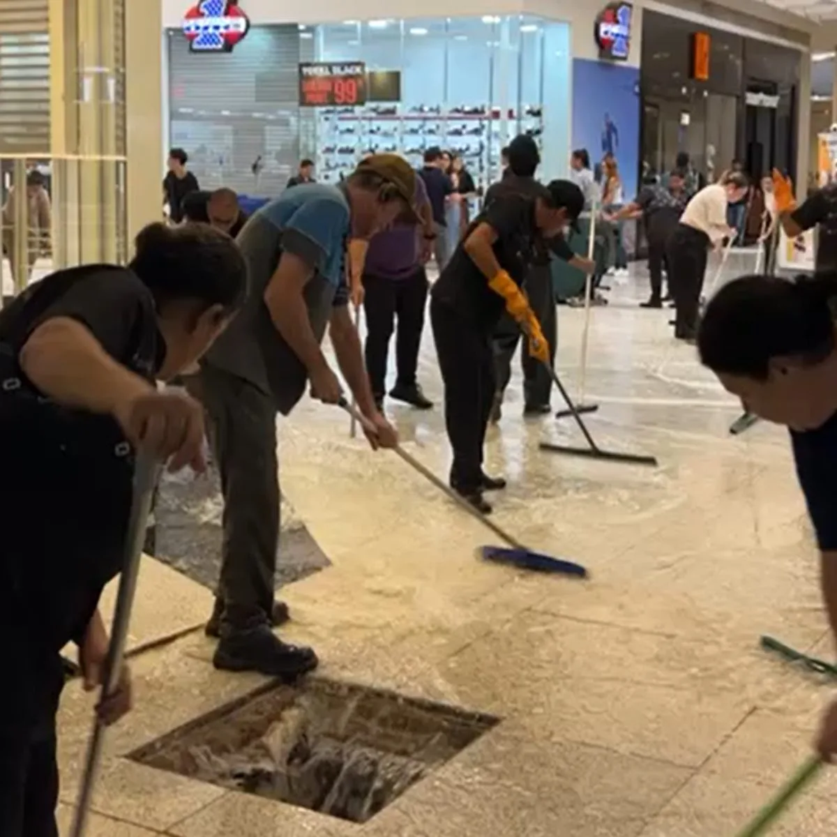 Temporal alaga ruas e atinge shopping em Londrina; veja as imagens