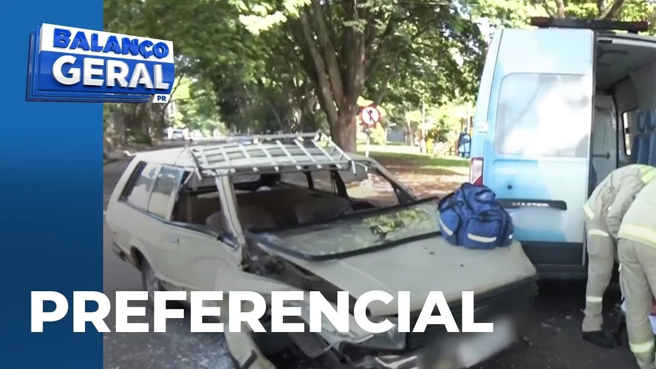 Avanço de preferencial resulta em acidente envolvendo carros e ambulância em Maringá