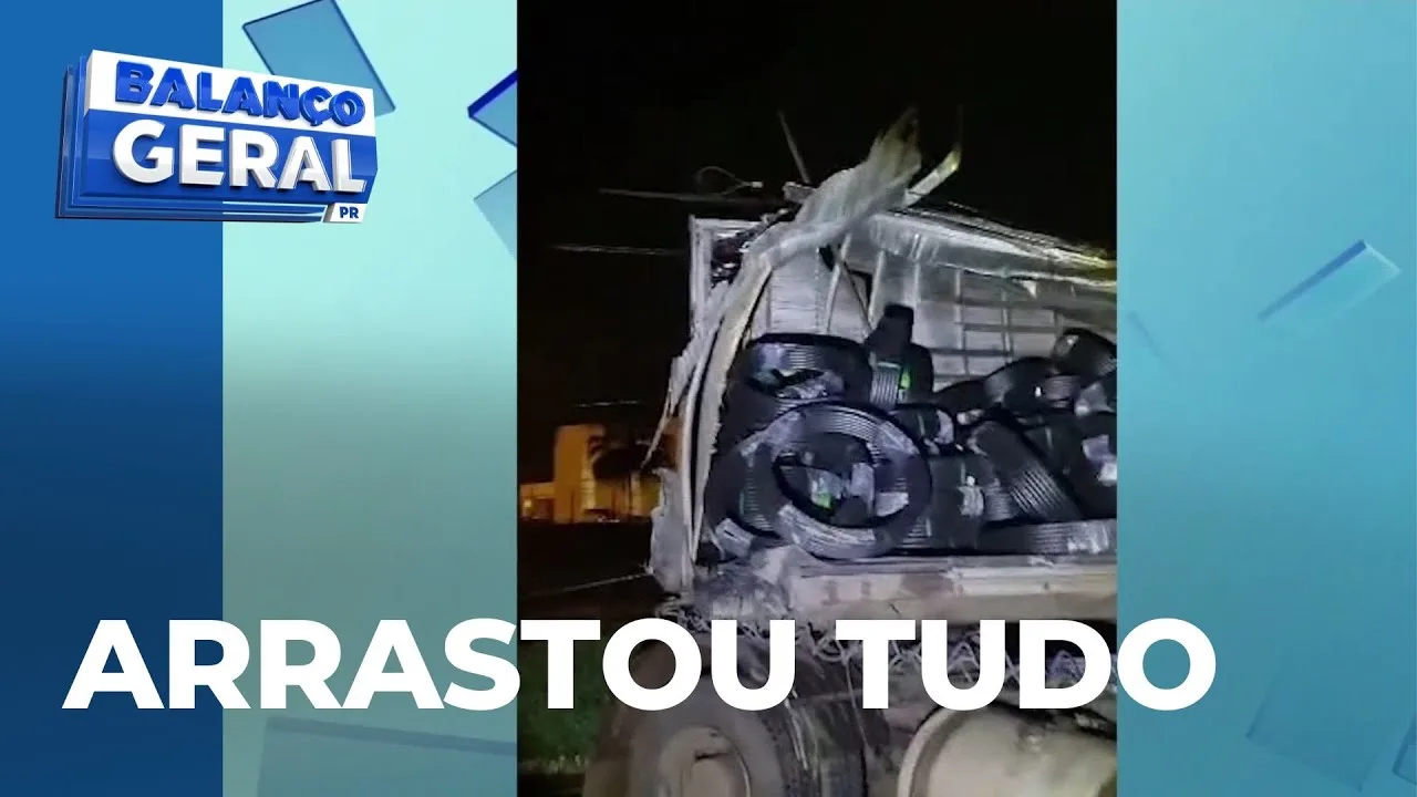 Carreta “arrasta” tudo que havia pela frente na Avenida Tiradentes