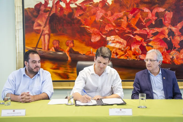 Paulo Martins, Eduardo Pimentel e André Baú na assinatura do convênio para construção de residências.