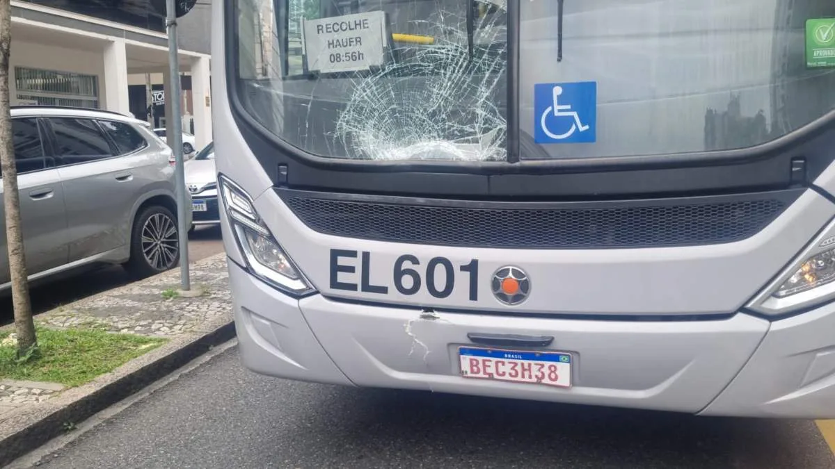 Ônibus ficou com a marca no para-brisa após atropelamento
