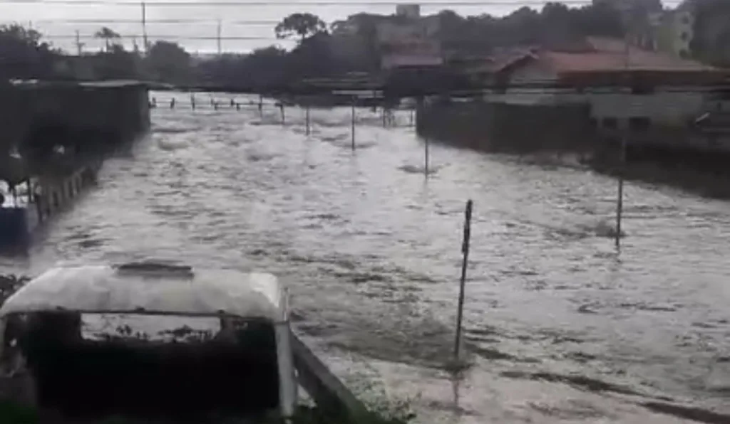 Chuva em São José dos Pinhais: água invade casas e ruas se tornam “mar”; vídeo