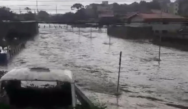 Chuva em São José dos Pinhais: água invade casas e ruas se tornam “mar”; vídeo