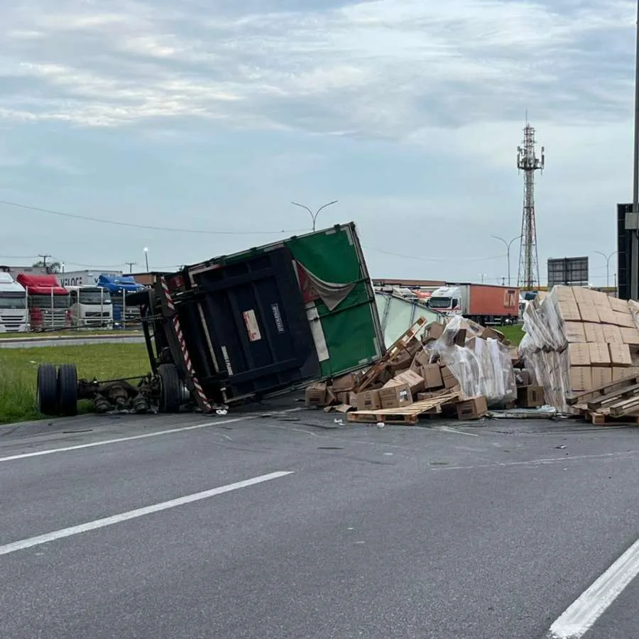 Acidente causa interdição do Contorno Leste na manhã desta segunda-feira (2)