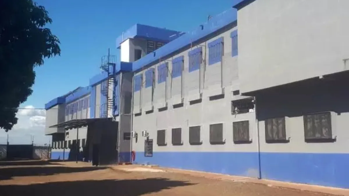 Um jovem de 28 anos foi preso em flagrante por dirigir embriagado e provocar um acidente fatal, em Foz do Iguaçu, no oeste do Paraná, na segunda-feira (9) à noite. O motorista, que não teve o nome divulgado, atingiu a moto pilotada por Maicon Gomes de Lima, de 37 anos, na avenida Juscelino Kubitschek. A vítima chegou a ser socorrida pelos bombeiros, mas morreu ao chegar ao Hospital Municipal.