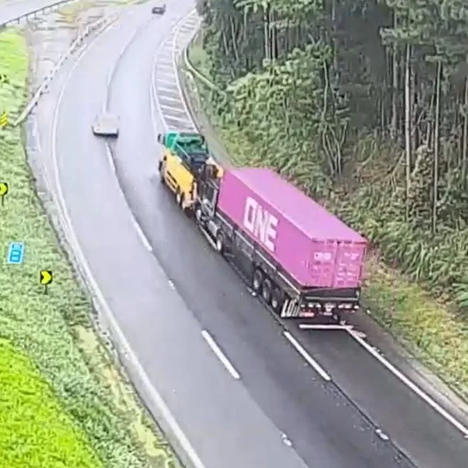 Carreta precisou de guincho no mesmo final de semana da tragédia