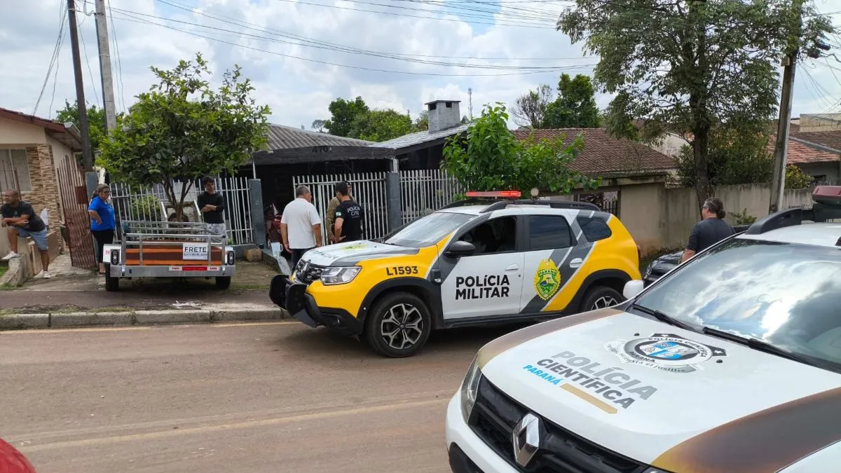Um homem de 53 anos foi assassinado pelo próprio filho, no início da tarde deste sábado (12), em Colombo, na Região Metropolitana de Curitiba. O autor do crime também esfaqueou o irmão, que foi socorrido em estado grave.