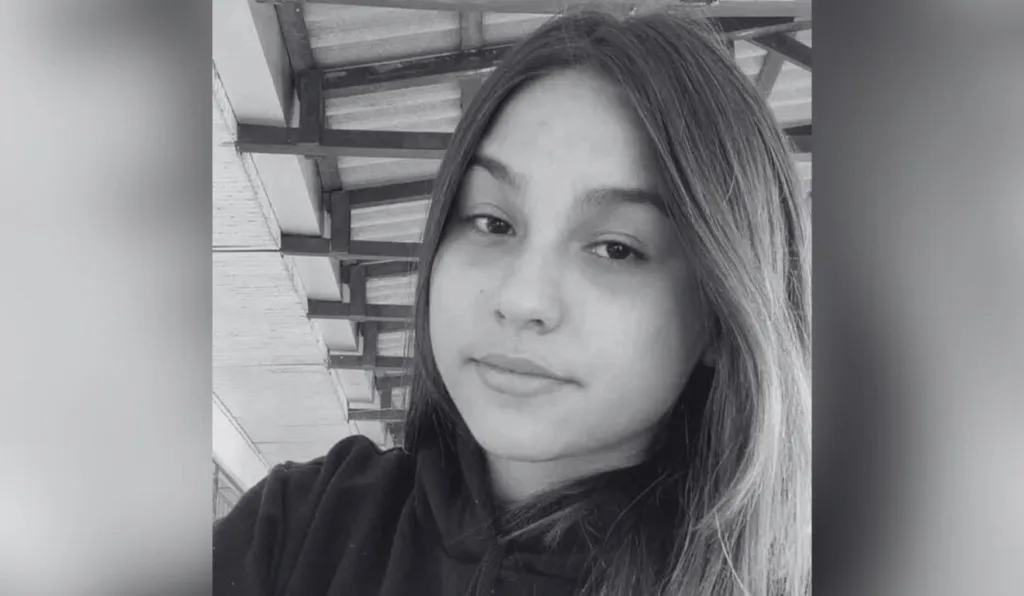 foto de uma menina em preto em branco. pai matou a filha