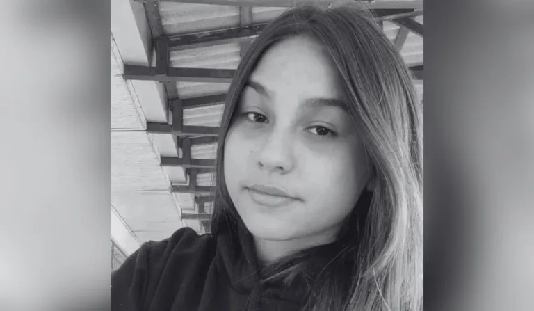 foto de uma menina em preto em branco. pai matou a filha