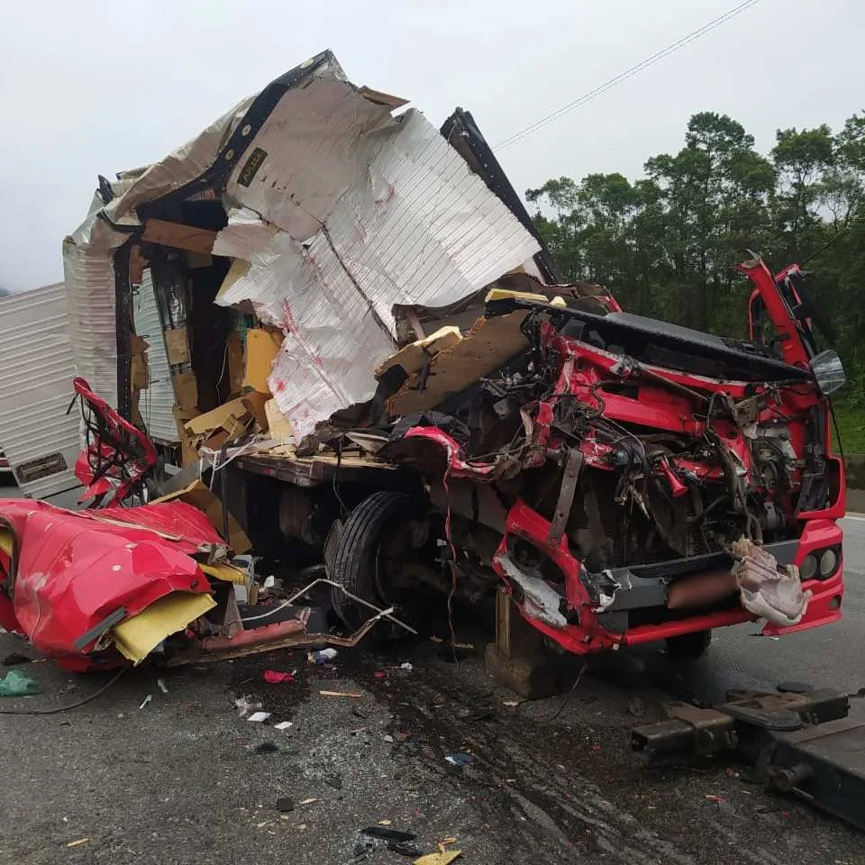 Caminhão fica irreconhecível em acidente na BR-376