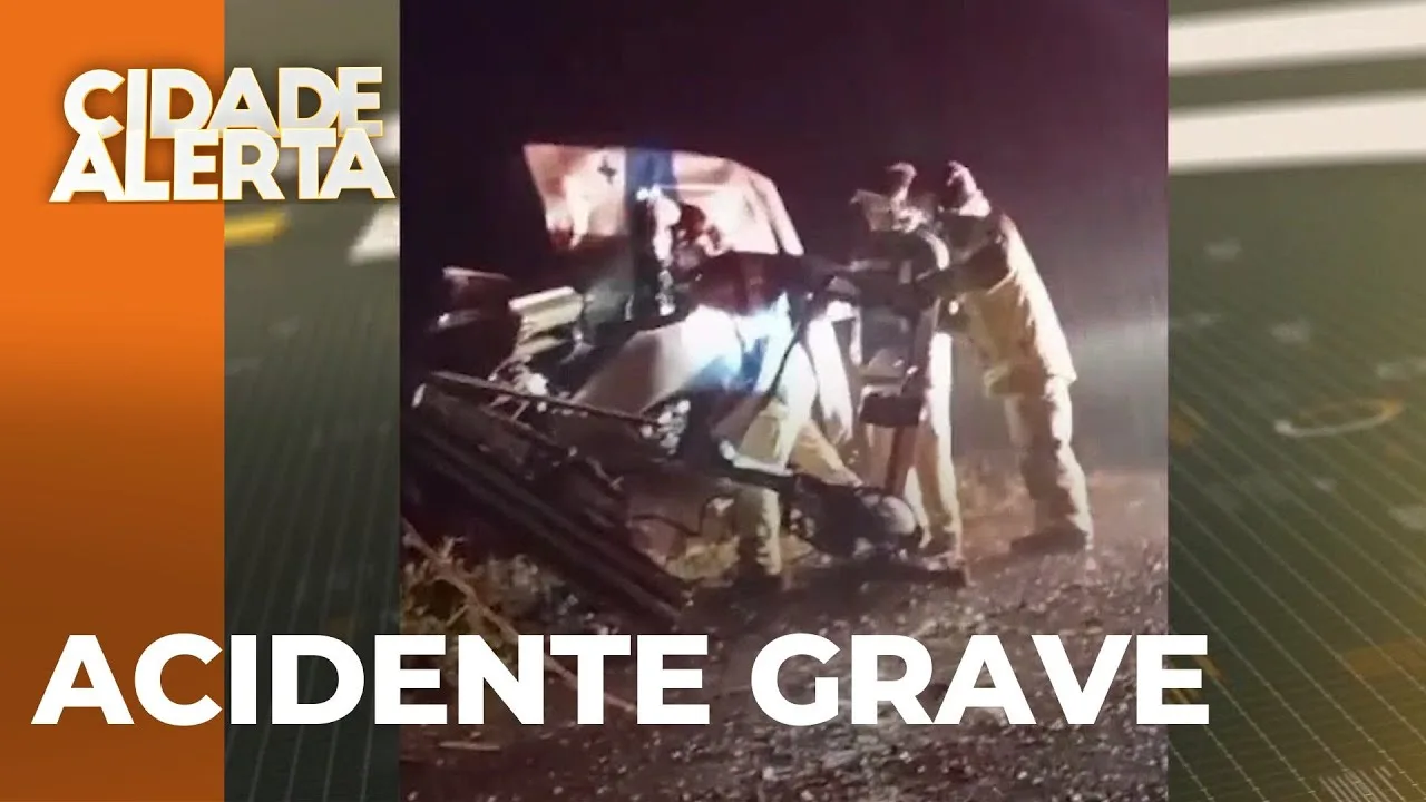 Motoristas ficam presos às ferragens após grave acidente entre caminhões em Santo Inácio