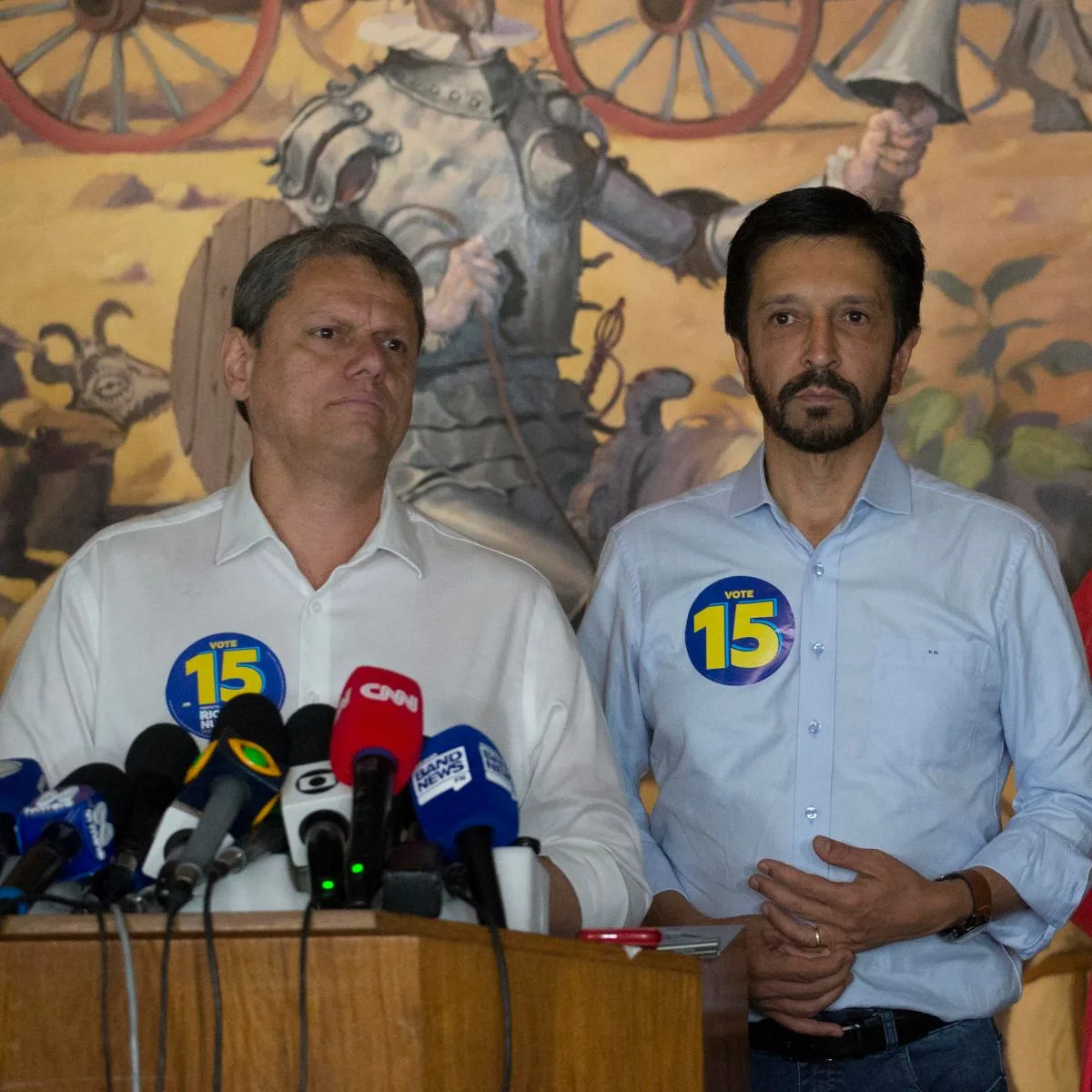 O governador de São Paulo, Tarcísio de Freitas (Republicanos), afirmou neste domingo (27), que a inteligência do Governo interceptou mensagens do Primeiro Comando da Capital (PCC) incentivando votos no candidato Guilherme Boulos (PSOL) à Prefeitura de São Paulo. Tarcísio não apresentou provas ou se aprofundou sobre o assunto. Em resposta, a campanha de Boulos entrou com ação de investigação judicial eleitoral para apurar abuso de poder político e uso indevido dos veículos de comunicação social pela manifestação do governador.