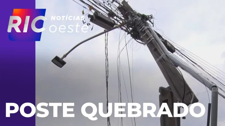 Caminhão bate e quebra poste em Cascavel, deixando moradores sem energia