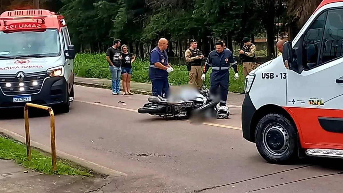 Homem cai de moto e morre após carro passar sobre cabeça da vítima em Curitiba