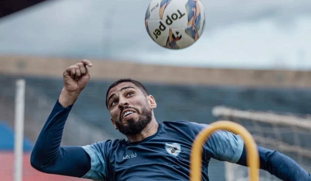 jogador do londrina durante o treino