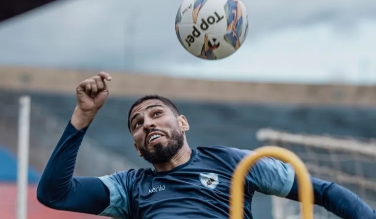 jogador do londrina durante o treino