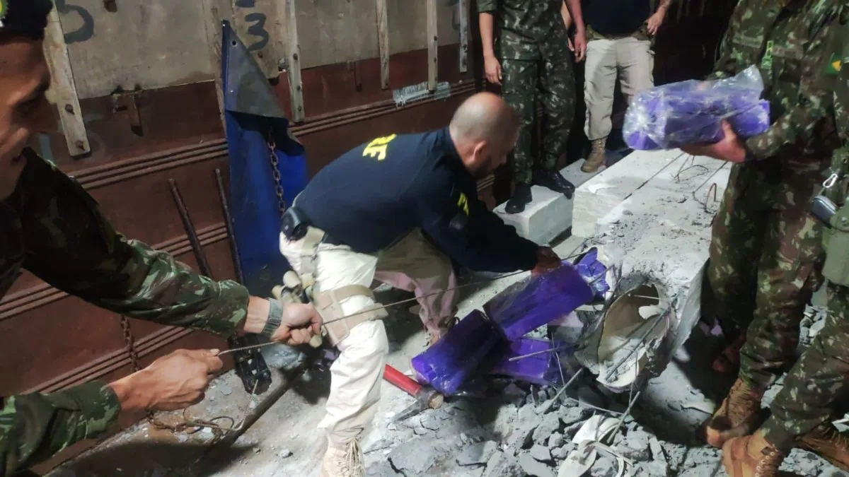 A Polícia Rodoviária Federal (PRF), com o apoio do Exército, encontrou uma grande quantidade de droga escondida em uma carga inusitada, em Ubiratã, no oeste do Paraná, no final da tarde de terça-feira (17). Em uma abordagem de rotina, os policiais notaram que postes de concreto transportados em um caminhão com placas do Paraguai apresentavam alterações e encontraram pouco mais de uma tonelada de maconha.