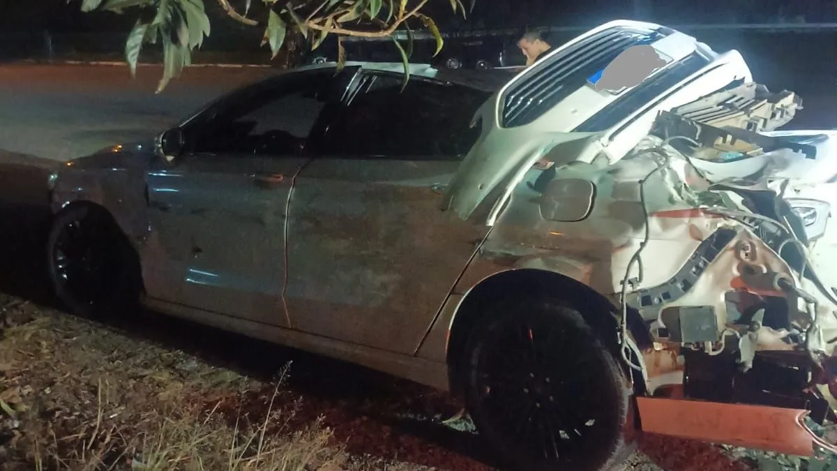 Carro é atingido por carreta na BR-277