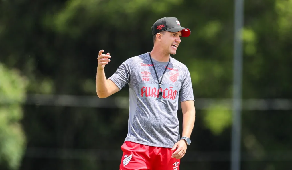Maurício Barbieri, técnico do Athletico em treino no CT do Caju