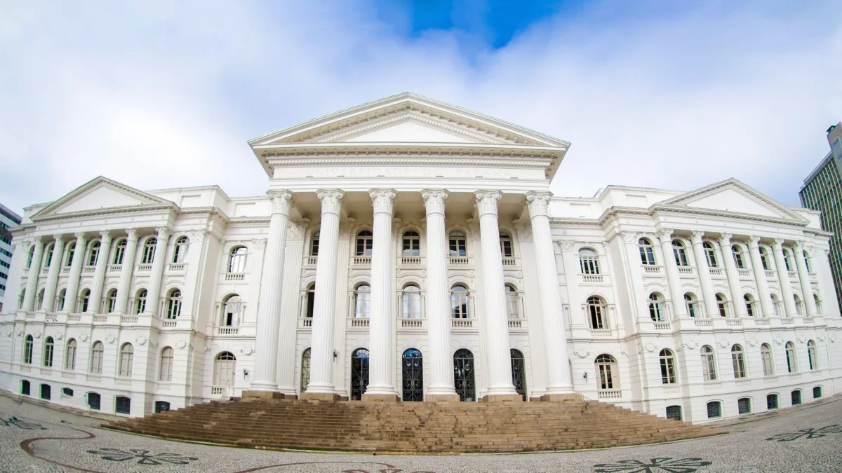 A Universidade Federal do Paraná (UFPR) abriu inscrições para 704 vagas em cursos de graduação, com seleção pela nota do Exame Nacional do Ensino Médio (Enem) e sem taxa de inscrição. As oportunidades abertas são para estudantes que tenham realizado o Enem entre 2020 e 2024 e que concluam o ensino médio até o fim do prazo para envio dos documentos para registro acadêmico, no próximo dia 10 de fevereiro.