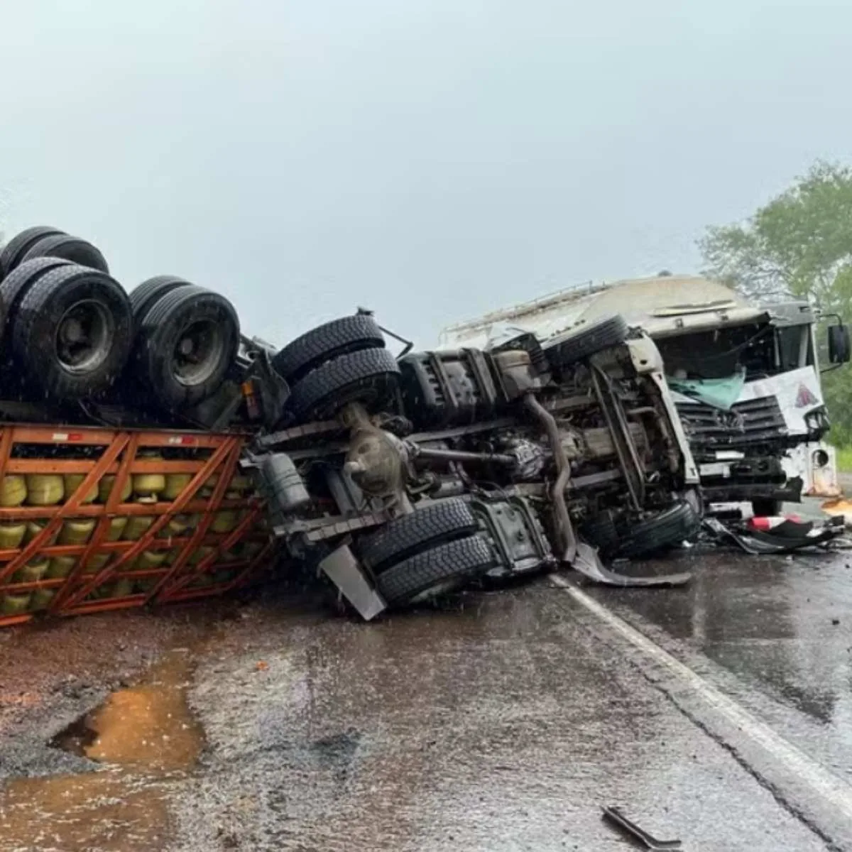 Pai e filho morrem em acidente com caminhão carregado de botijões de gás no PR