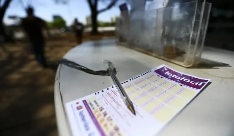 Cartela da lotofácil na lotérica