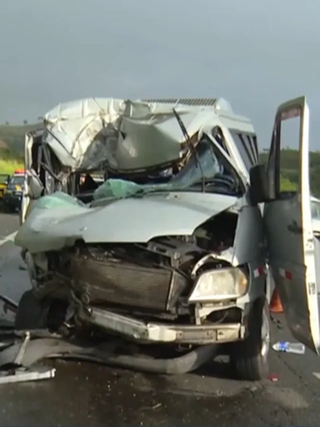 Três mulheres morrem em acidente entre carreta e van que transportava pacientes