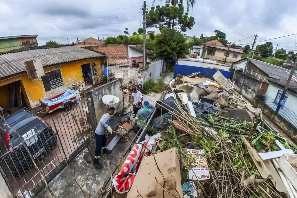 Terreno com diversos focos de criadouro do mosquito da dengue