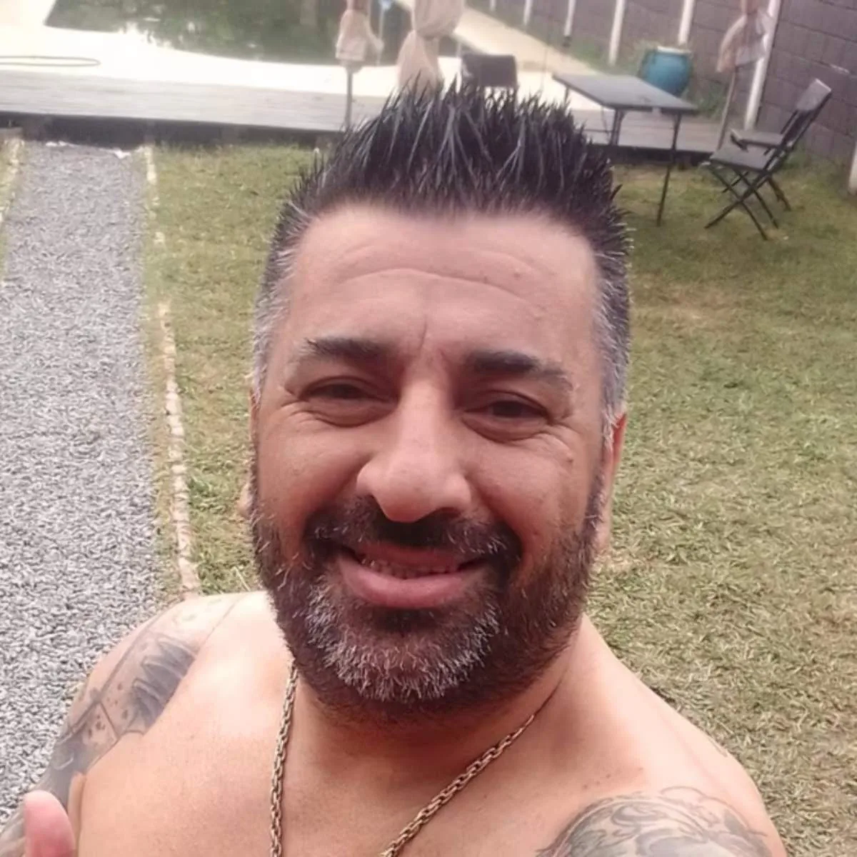 Homem com tornozeleira eletrônica morre eletrocutado ao limpar piscina