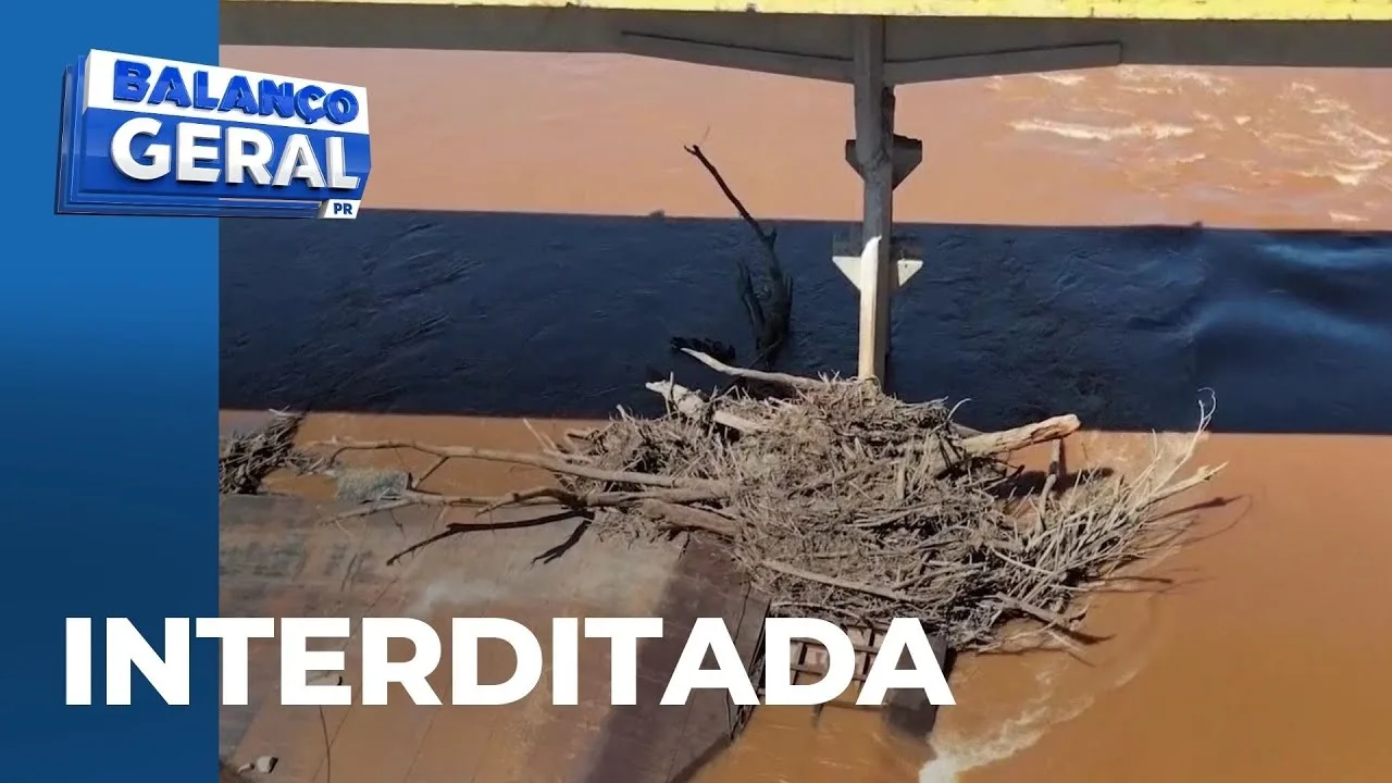 Balsa, que estava presa na ponte do Rio Ivaí, afunda e não há previsão de remoção