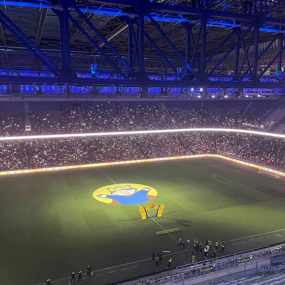 A Ligga Arena registrou público de 27.787 pessoas para a partida entre Barça Legends e Pequeno Príncipe (Foto: RIC Esporte Clube/Raiane Parreira)