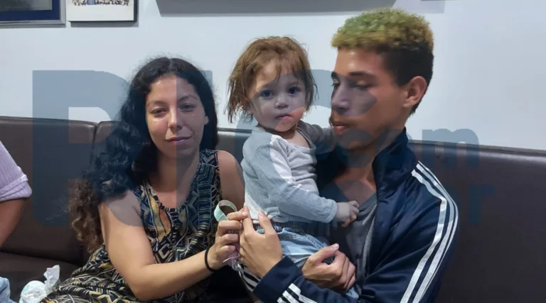 mãe e pai de Eloah prestando depoimento com a menina no colo