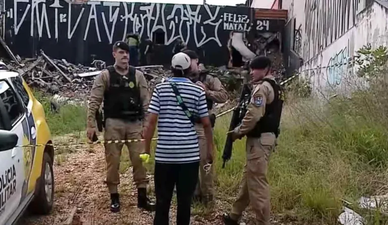 O suspeito chegou a conversar com policias na cena do crime