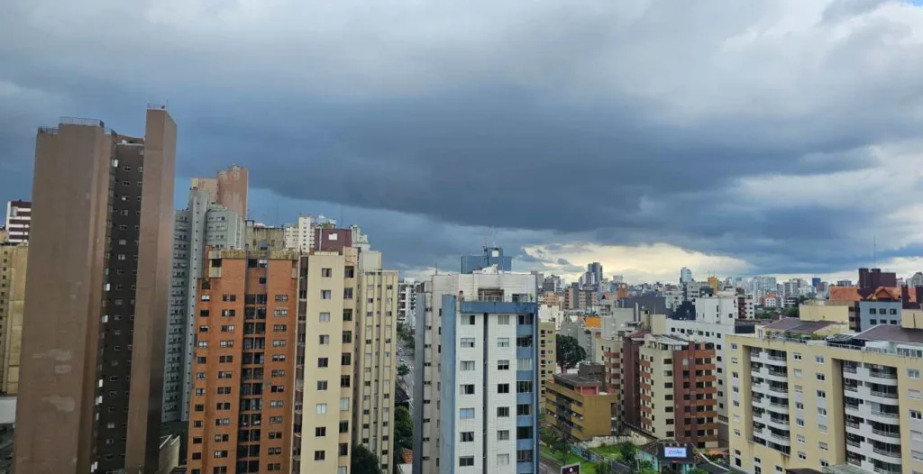 Curitiba está em alerta de temporais neste fim de semana