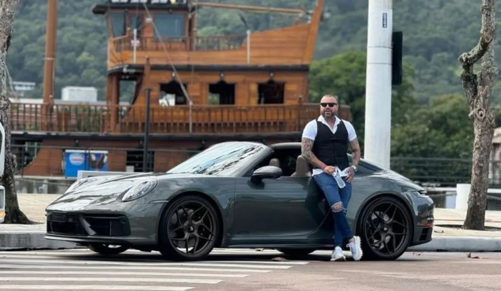 influenciador que morreu após anestesia encostado em um carro de luxo 