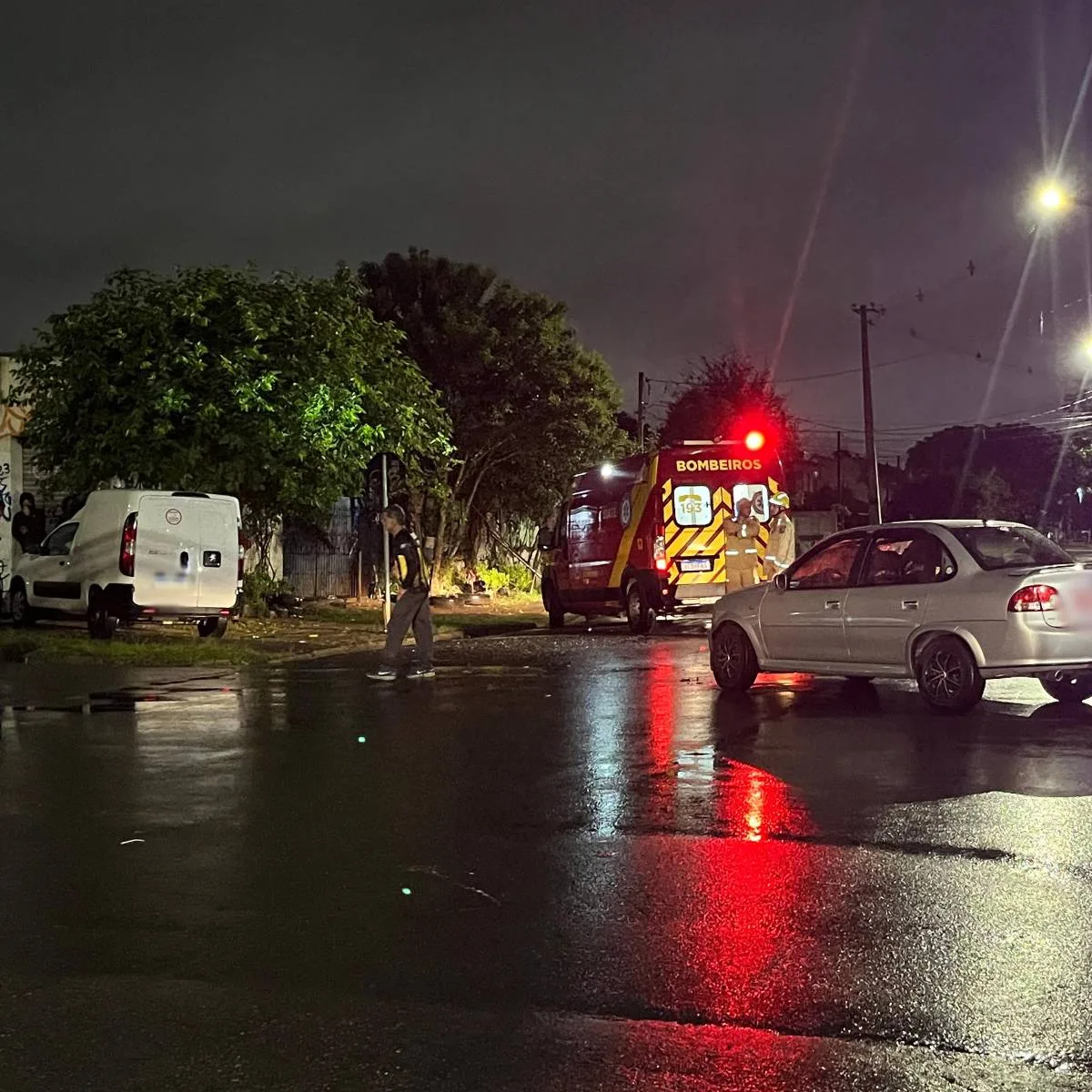Acidente com carro de entregas aconteceu no bairro Rebouças, em Curitiba