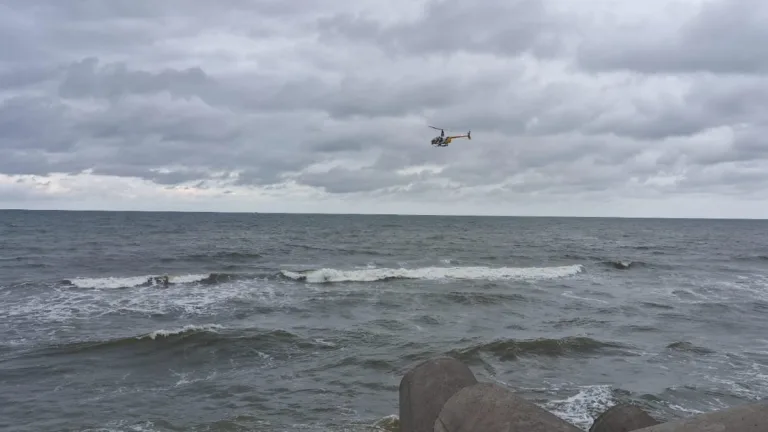 Bombeiros procuram adolescente desaparecido no mar em Matinhos