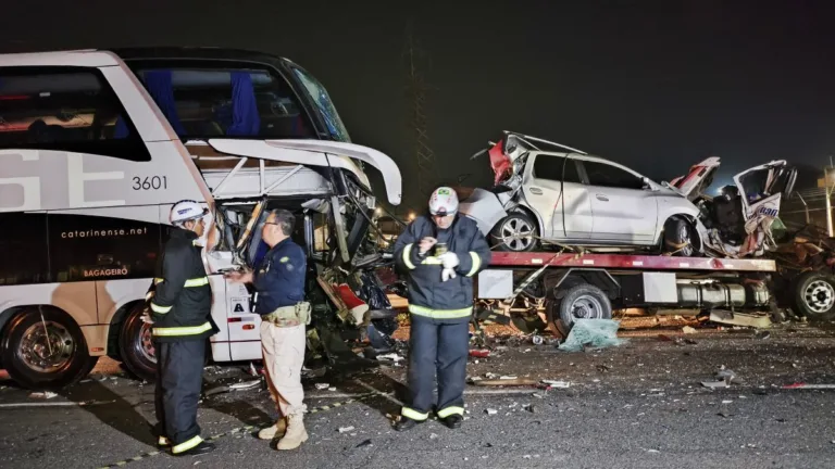 Passageiros de ônibus relatam desespero durante engavetamento na BR-277