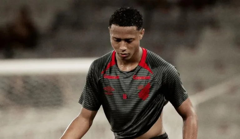 isaac durante jogo pelo athletico