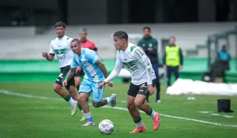 time sub-20 do Coritiba em jogo contra o Londrina