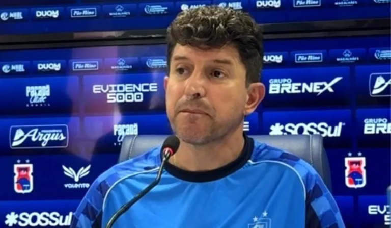 tcheco durante coletiva de volta ao paraná clube