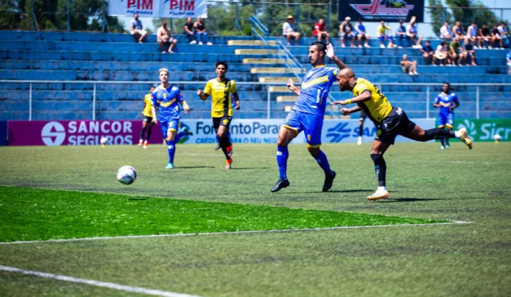 Atletas de São Joseense e Cascavel em disputa de bola