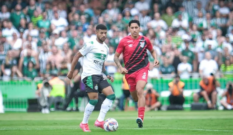 athletico e coritiba em um jogo de futebol
